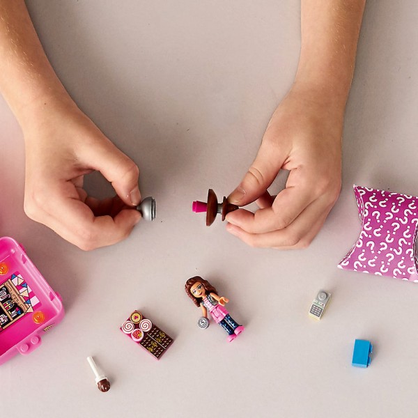 LEGO Friends Конструктор Игровой куб Оливия на шопинге 41407