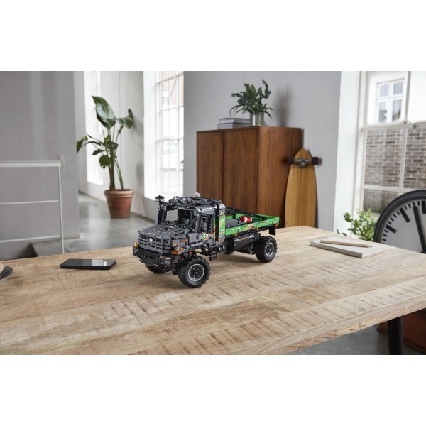 Конструктор LEGO Technic Полноприводный грузовик-внедорожник Mercedes-Benz Zetros 42129