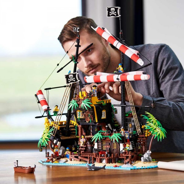 Конструктор LEGO Ideas Пираты из залива Барракуда 21322