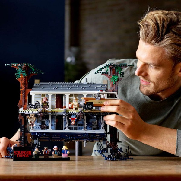 Конструктор LEGO Stranger Things Перевернутый мир со световым эффектом 75810
