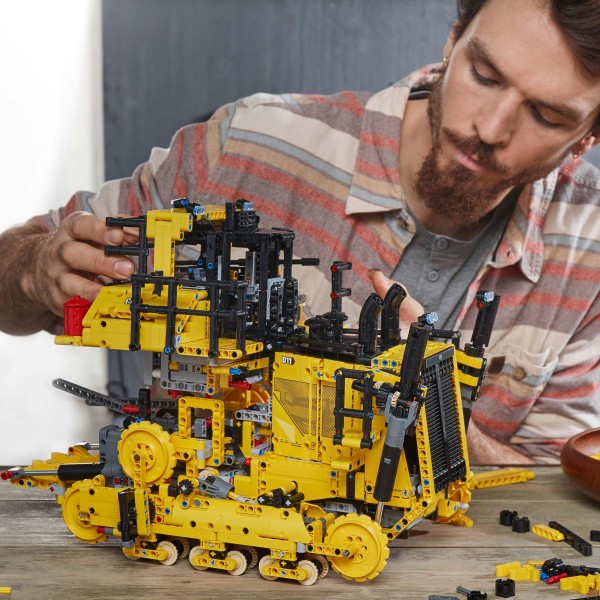 Конструктор LEGO Technic Бульдозер Cat D11 на пульте управления 42131